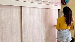 pequeña joven vive sola por primera vez