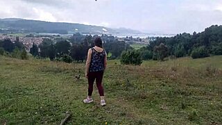 madrastra amateur exhibe tetas y enorme vagina con hijastro en bosque público