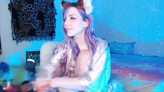 watch this horny nympho finger herself and cum in her cam show?