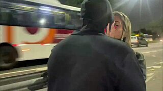 esposa com outro na frente do corno dando gostoso em via pública e pelos leva ele pro seu cafofo e inicia uma sessão de esfregar esfregar até o amigo não aguenta e bota tudo até os ovos