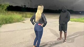 esposa com outro na frente do corno dando gostoso em via pública e pelos leva ele pro seu cafofo e inicia uma sessão de esfregar esfregar até o amigo não aguenta e bota tudo até os ovos