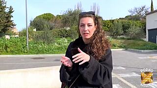 livia jeune bombasse veut se faire bien baiser avec ses gros seins