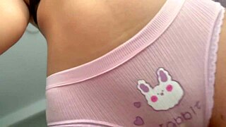 complaciendo mi gran vagina rosa con un dildo bien grande