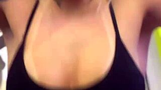 na academia do prédio q eu moro os moradores passando e olhando minha buceta molhada e os bicos dos meios peitos durinhos