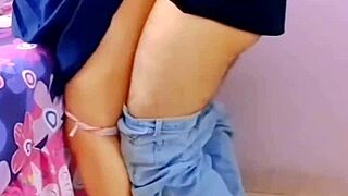 一对墨西哥学生在客厅里操，家人就在旁边