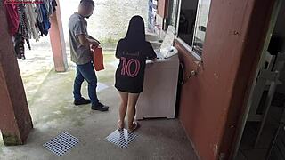 已婚主妇用非常规方式补偿洗衣机技工，老公不在家