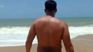 como filmou macho alpha empinando e gozando na praia