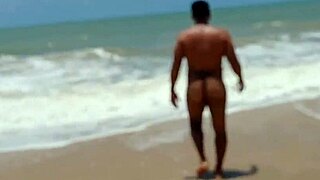 como filmou macho alpha empinando e gozando na praia