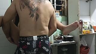 Suegro pervertido y mañoso me atrapa en la cocina y mete su verga directo a mi coño sin permiso hasta correrse 😈🍆