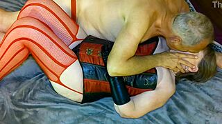 Steampunk grannys fingering & cunni cums