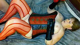 Steampunk grannys fingering & cunni cums
