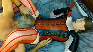 Steampunk grannys fingering & cunni cums