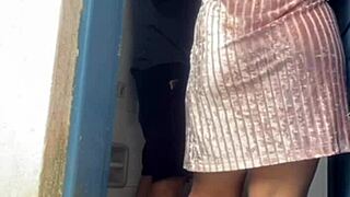 a patroa pediu pro pedreiro olhar a descarga só pra ficar sozinha com ele no banheiro ela ficou soltinha