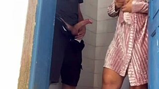 a patroa pediu pro pedreiro olhar a descarga só pra ficar sozinha com ele no banheiro ela ficou soltinha