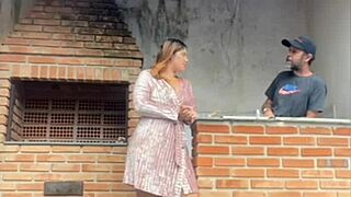 a patroa pediu pro pedreiro olhar a descarga só pra ficar sozinha com ele no banheiro ela ficou soltinha