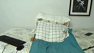 curvy petite 18+ ass with long pussy lips twerking 😘