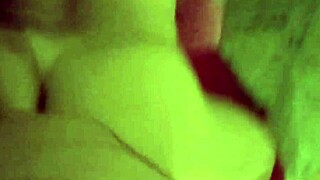 Quando vi a marquinha da esposa do vizinho, fiquei excitado e quis meter tudo nesse cuzinho loiro grande! 😏