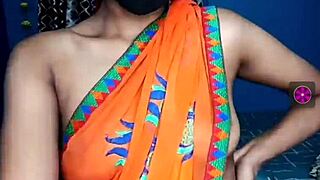 Indian girl says, 'Watch my live sex video now'