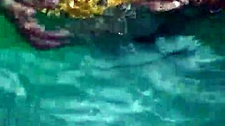 Puta Mexicana Mamando Verga En La Piscina Sin Miedo Ser Vista Por Los Vecinos