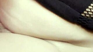 vecino me mira masturbándome frente a la ventana.
