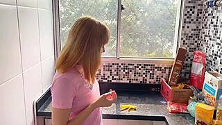 fui tomar caf� da manh� a acabei sendo comida na cozinha completo no sheer e red