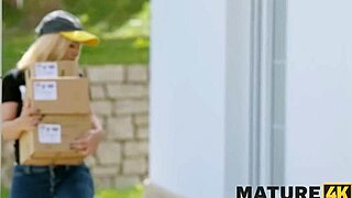 Bold vibrator play with mature Czech cougar