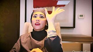 Nurse uses latex gloves in hospital for patient