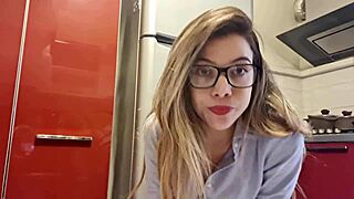 gostosa limpa o fogão e fica hot masturbating her big ass and natural tits