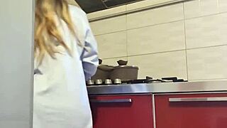 gostosa limpa o fogão e fica hot masturbating her big ass and natural tits