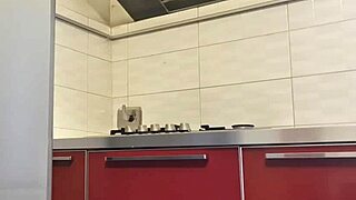 gostosa limpa o fogão e fica hot masturbating her big ass and natural tits