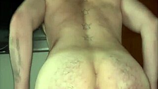 Colega de trabalho vivia jogando indireta chamei pra tomar umas comi ele antes dele ir embora
