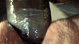 看这个熟女吞下巨大射精并在湿逼里接受内射