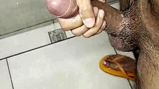 i masturbate in the gym bathroom again