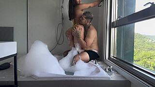 uma turista perfeita na jacuzzi gets sunset cowgirl fucking