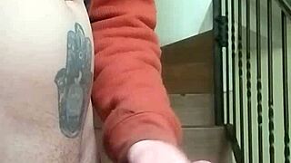 Me masturbo en las gradas, ¿ves la vecina hablando?