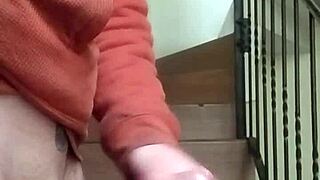 Me masturbo en las gradas, ¿ves la vecina hablando?