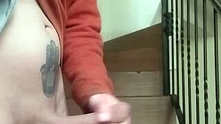 Me masturbo en las gradas, ¿ves la vecina hablando?