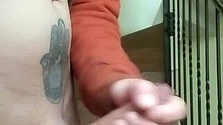 Me masturbo en las gradas, ¿ves la vecina hablando?