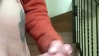 Me masturbo en las gradas, ¿ves la vecina hablando?