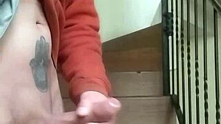Me masturbo en las gradas, ¿ves la vecina hablando?