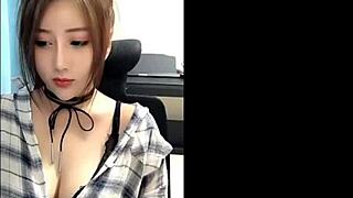 美麗亞洲女孩電話性愛呻吟！