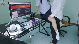 泰国学生被学长抓到在家自制肛交与室友？