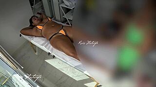 Usei meu bikini safado para fazer massagem massagista ficou cheia de tesão vendo minha bucetinha pulando do bikini