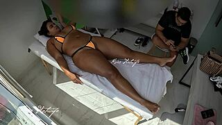 Usei meu bikini safado para fazer massagem massagista ficou cheia de tesão vendo minha bucetinha pulando do bikini