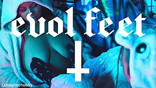 bbw ebomy lesbian feet worship on pettie tattoed girlfriend