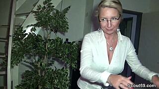 geile deutsche milf hilft beim sex mit einem dreier