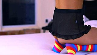 Hermana Linda y el Compañero de Su Hermanastro en el Hotel Escondido