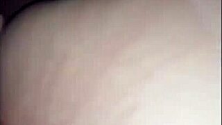 Fodendo A Novinha Rabuda Da Buceta Rosinha De 4 Na Frente Do Espelho