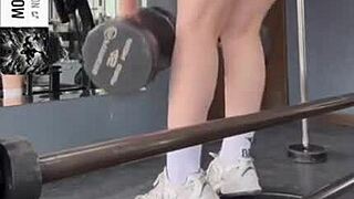 Nalgona De Gym Muestra Culote En El Gimnasio
