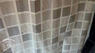 Ruiva gostosa fodida no chão do banheiro e marido goza na boca dela - completo no red 😈